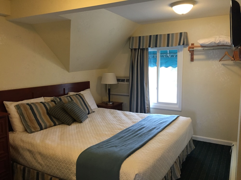 Suite, 2 Bedroom, Kitchen, Third Floor
