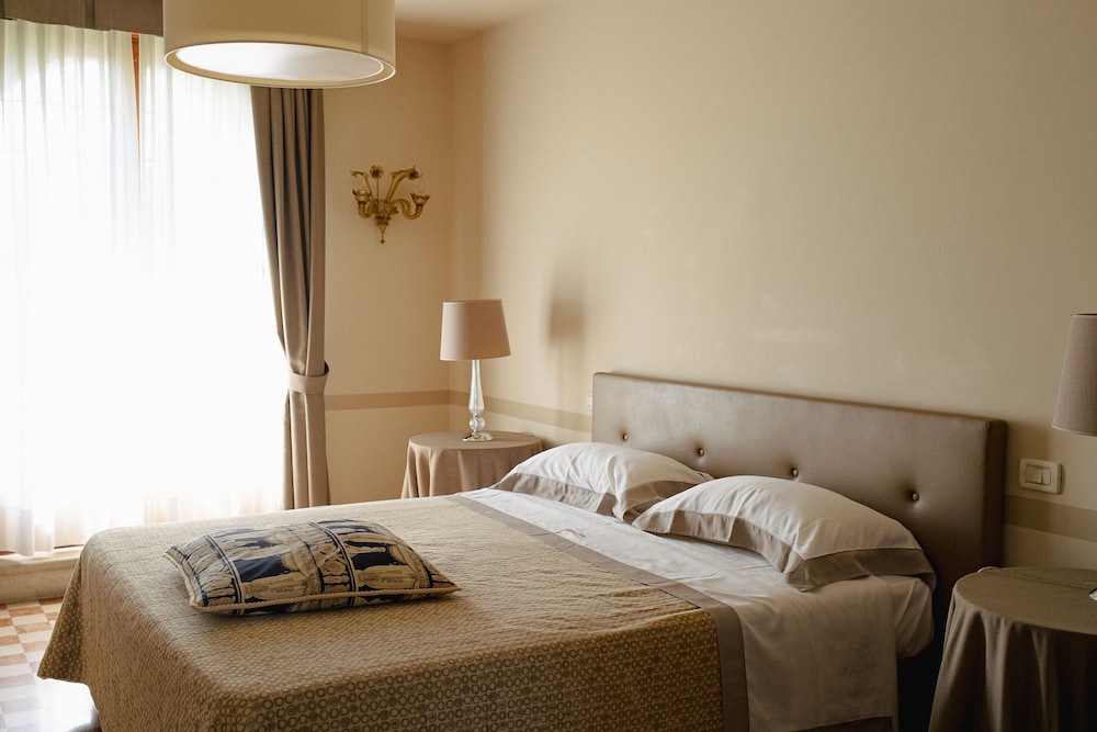 Panoramic Double Room, 1 King Bed, Terrace, City View photo 2