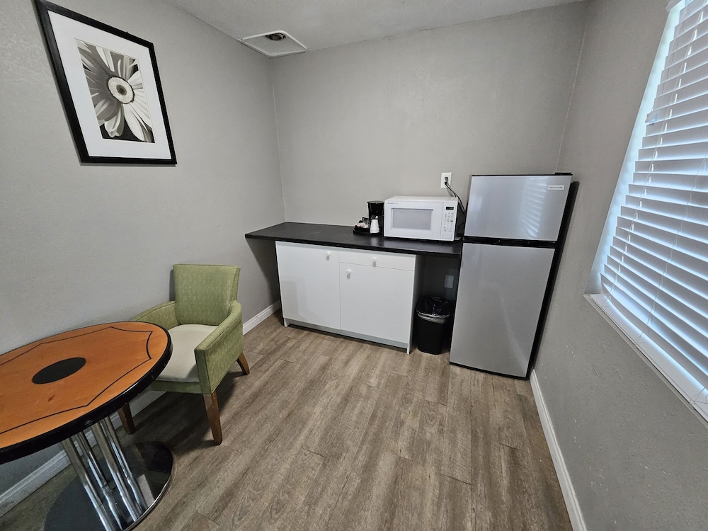 Deluxe Studio, 2 Queen Beds, Kitchenette photo 2