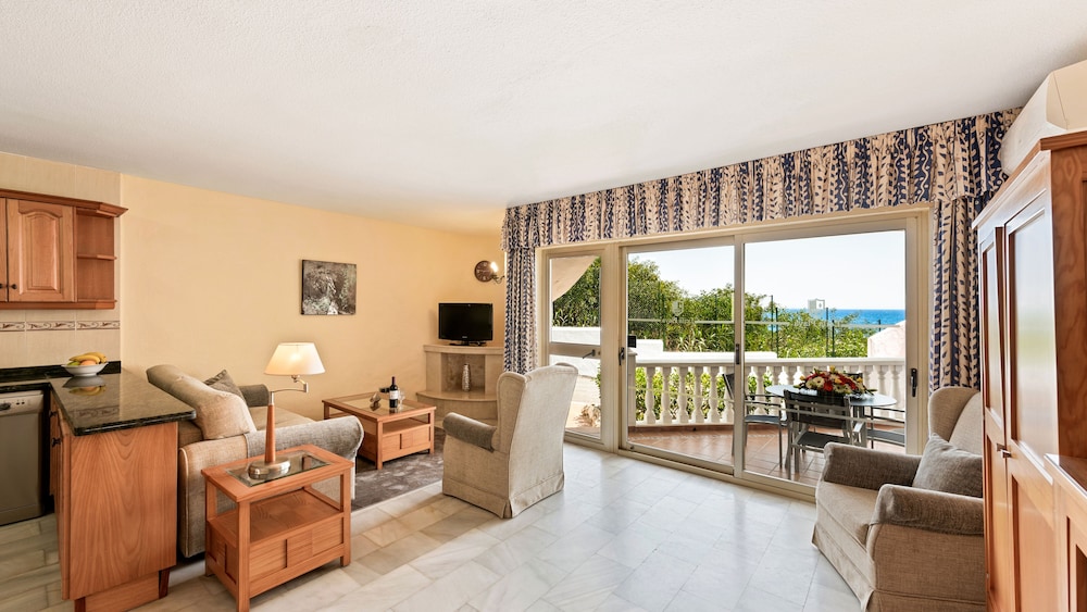Apartamento Clásico, 2 Habitaciones, Terraza, Vista Parcial al Mar