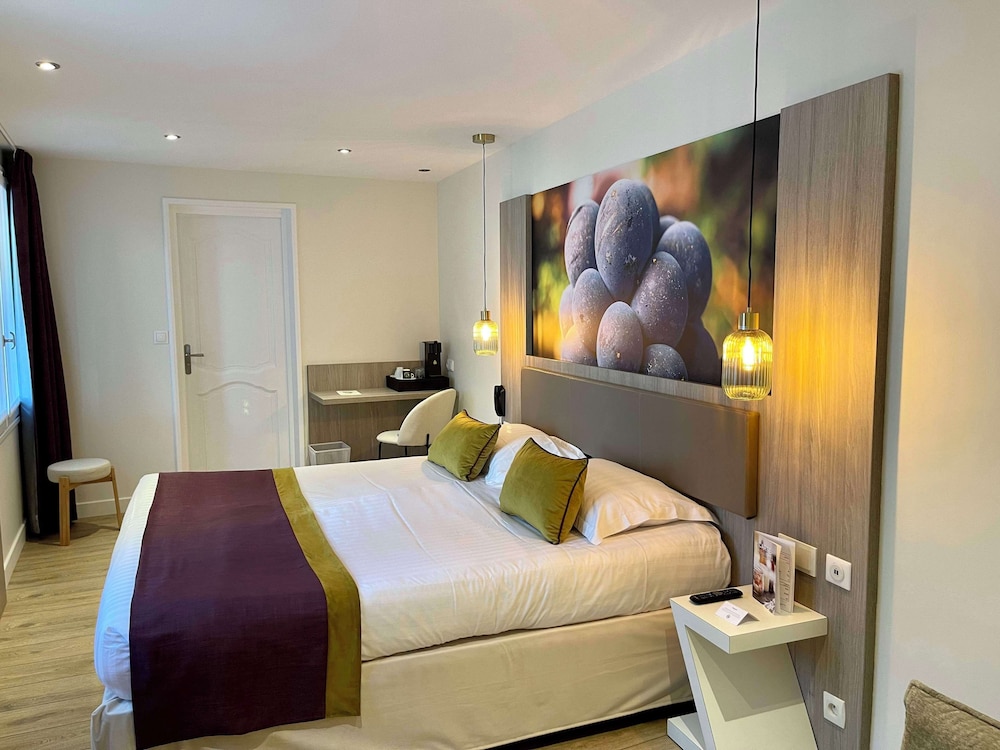 Deluxe Room, Multiple Beds, Non Smoking - Photo 4