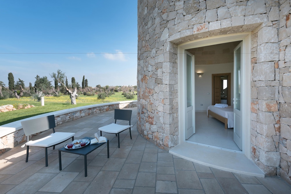 Trullo with garden photo 3