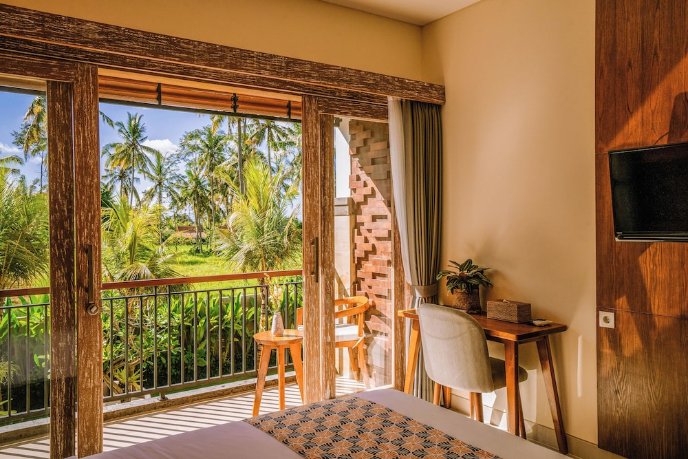 Deluxe Room, Pool View - Photo 11