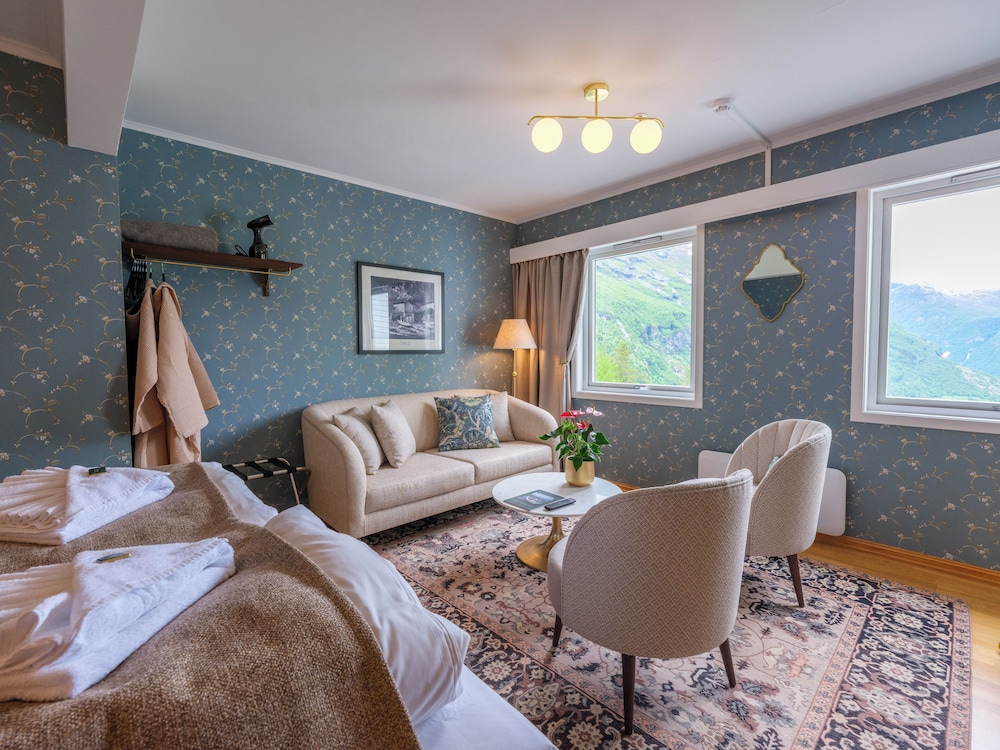 Deluxe Double Room, Multiple Beds, Sea View photo 3