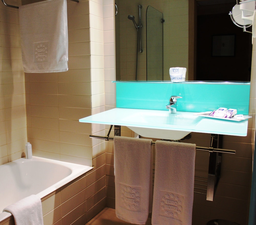 Standard Double or Twin Room - Photo 1