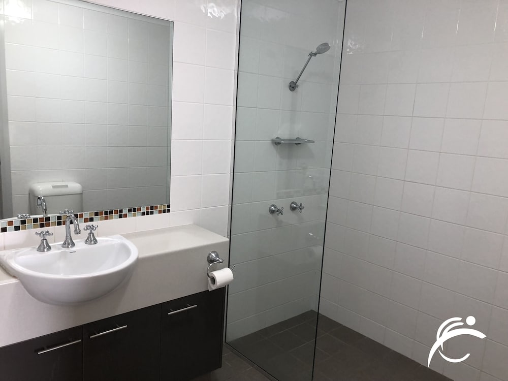 Deluxe room (1 Queen and 1 Single bed) photo 3