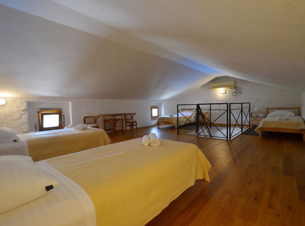 Villa (Four Bedroom Villa with Pool) photo 2