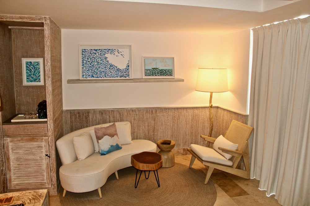 The Island Swim out Suite - Photo 4