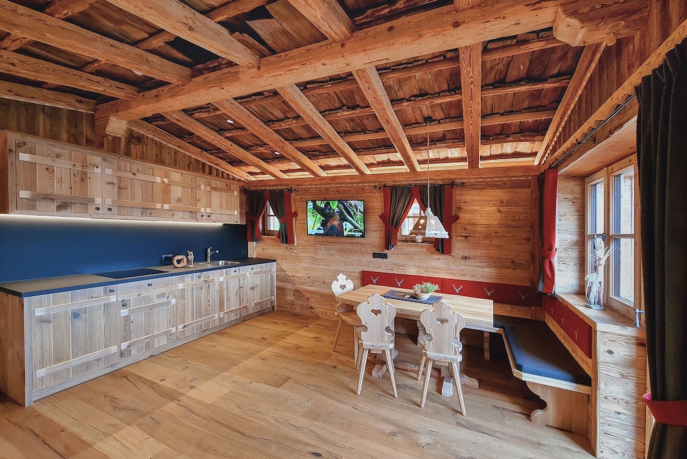 Exclusive Chalet, Jetted Tub, Mountain View