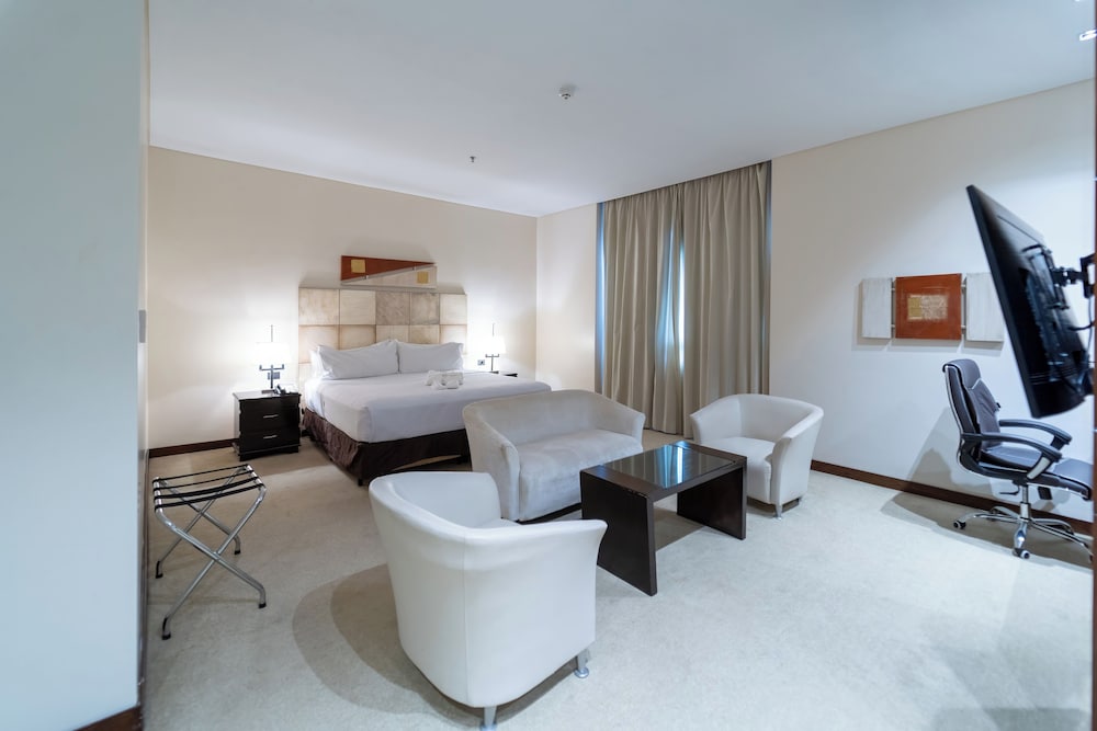 Suite, 1 King Bed - Photo 4