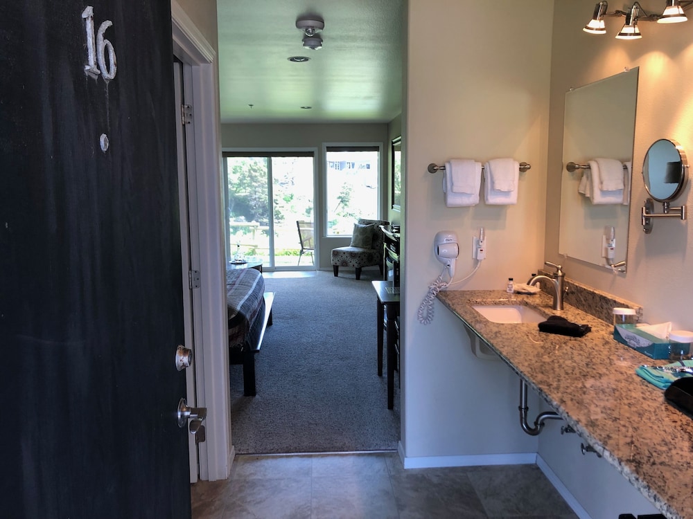 Comfort Studio Suite, 1 King Bed, Ocean View photo 2