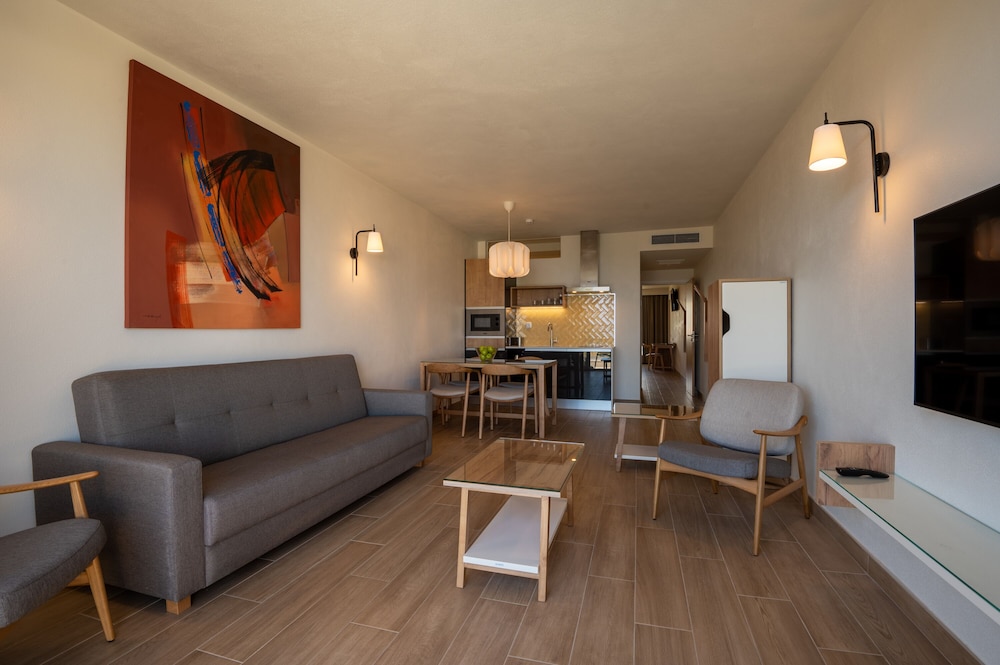 Family Apartment, Balcony, Sea View - Photo 3
