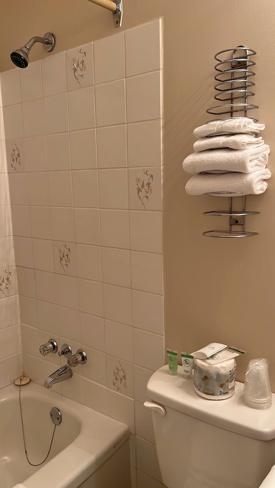 Room, 1 Queen Bed, Kitchenette - Photo 8