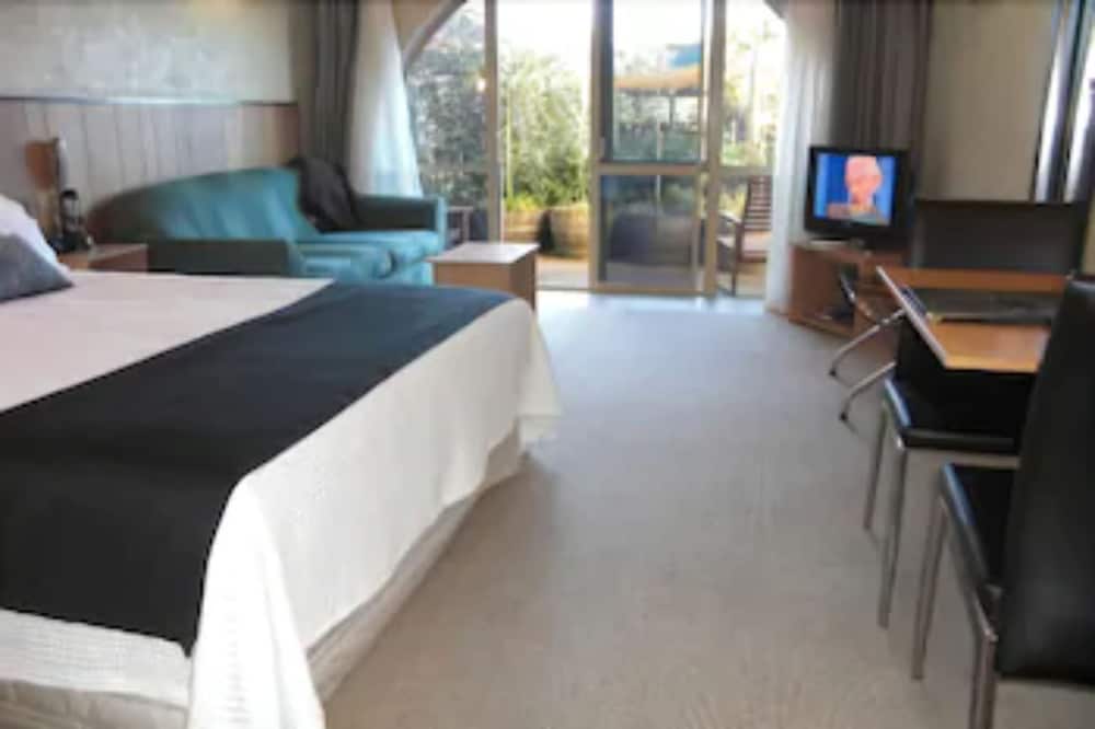 Family Suite, 1 Bedroom, Non Smoking, Pool Access photo 3