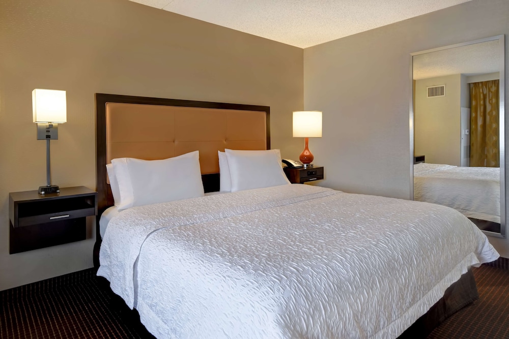 Standard Room, 1 King Bed, Non Smoking - Photo 2