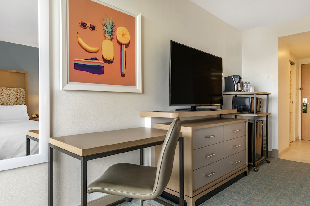 Premium Room, 2 Queen Beds (Disney Fireworks View) photo 3