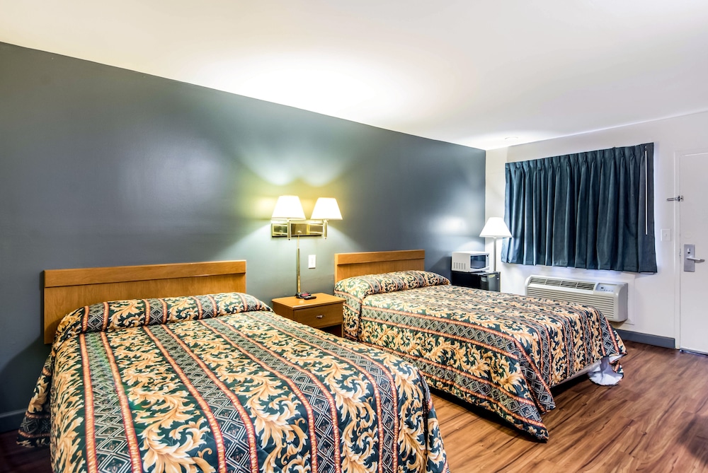 Standard Room, 2 Double Beds, Smoking - Photo 6