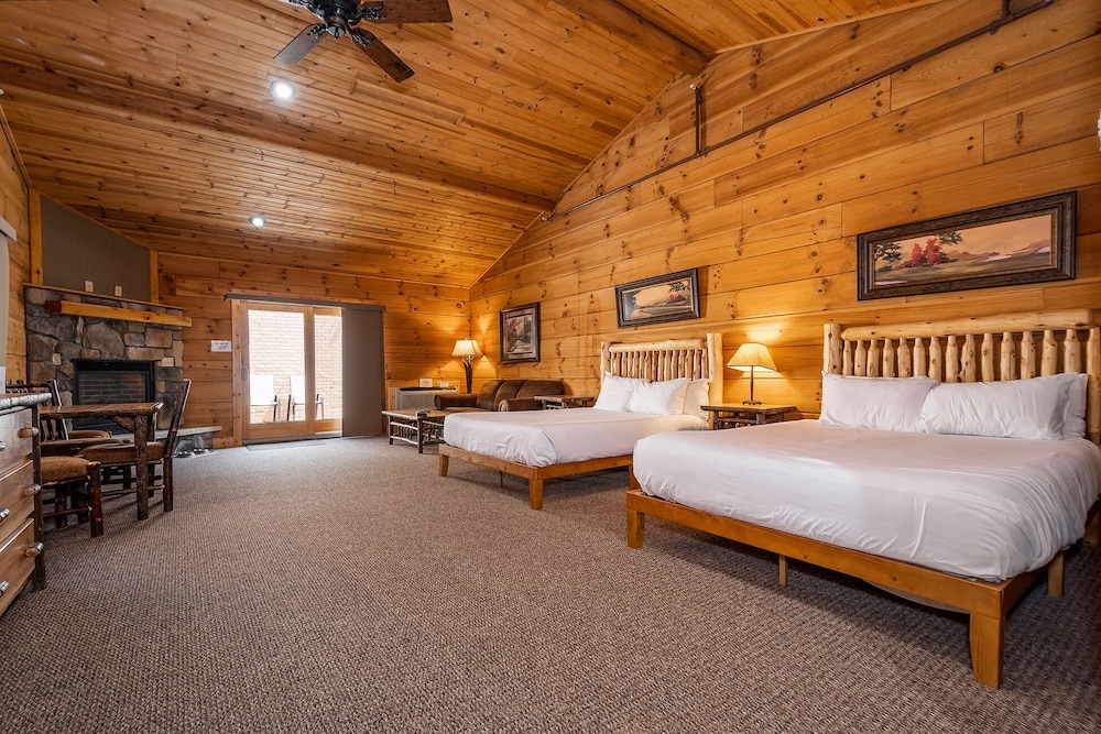 C43 - Comfort Cabin, 2 Queen Beds, Pet Friendly, Mountainside (Stand alone cabin)