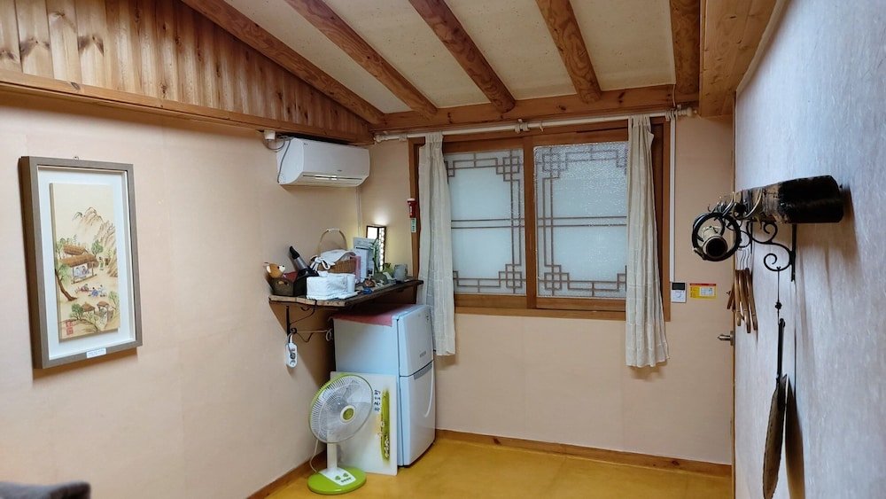 Room (Happiness) photo 1