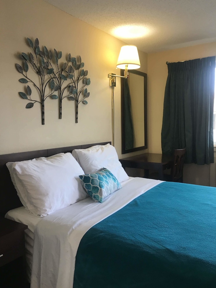 Standard Room, 1 Queen Bed, Refrigerator & Microwave