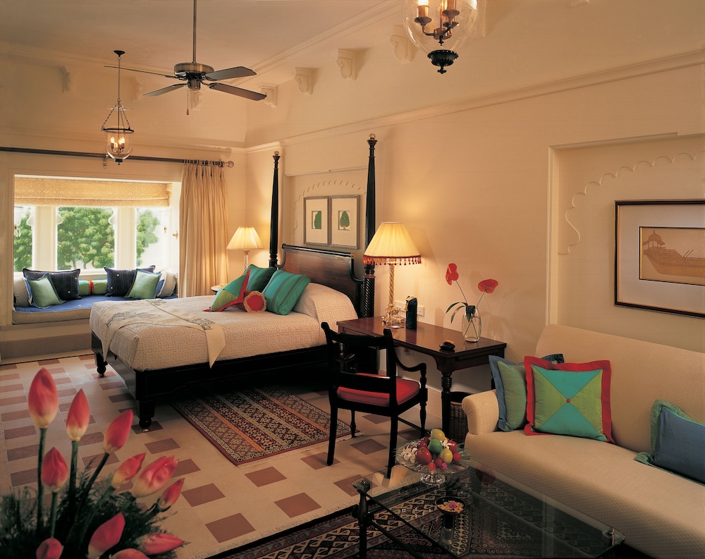 Premier Room, 1 King Bed, Pool View - Photo 7