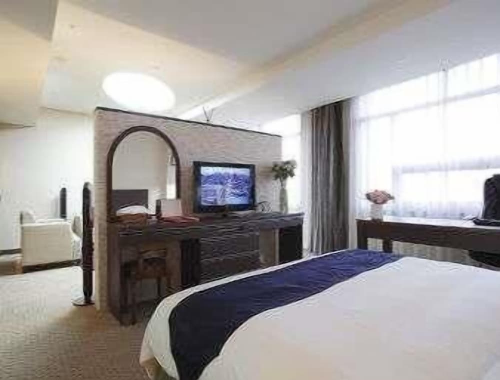 Suite, 1 King Bed photo 3