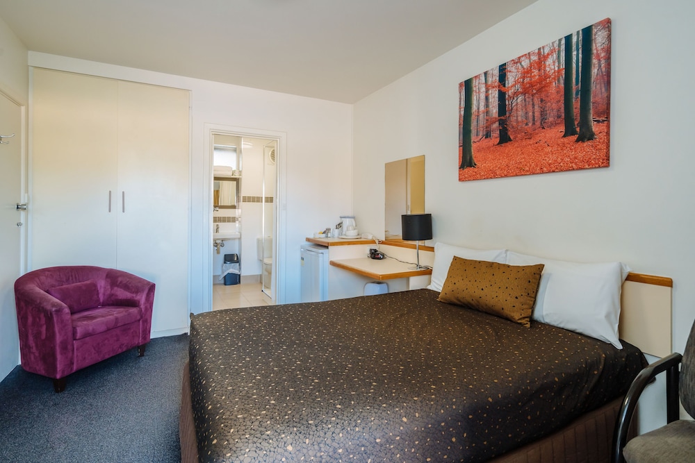 Budget Double Room photo 3