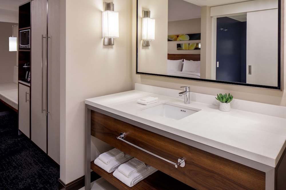 Room, 2 Double Beds, Partial Ocean View (Roll-In Shower) - Photo 1