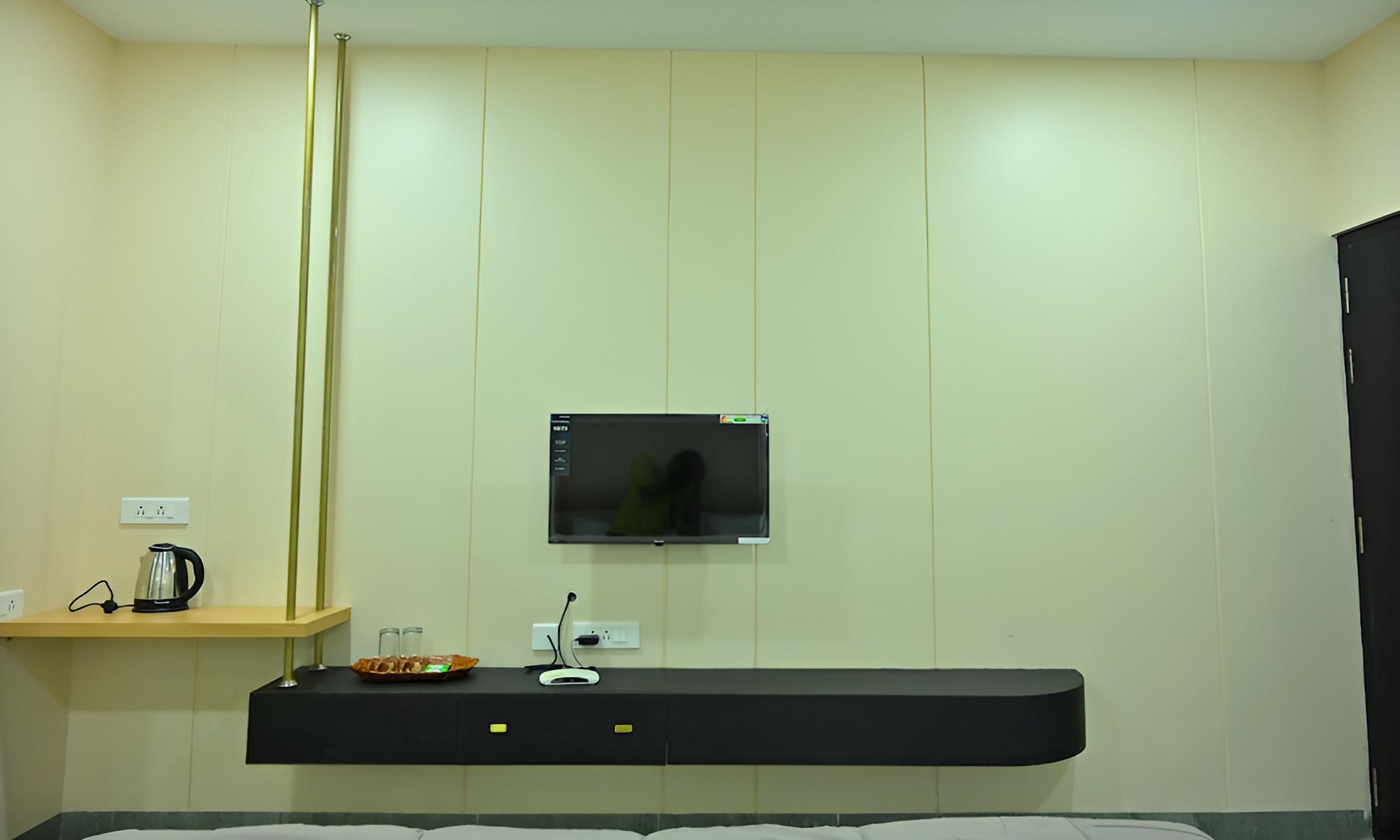 Deluxe King Room - Photo 5