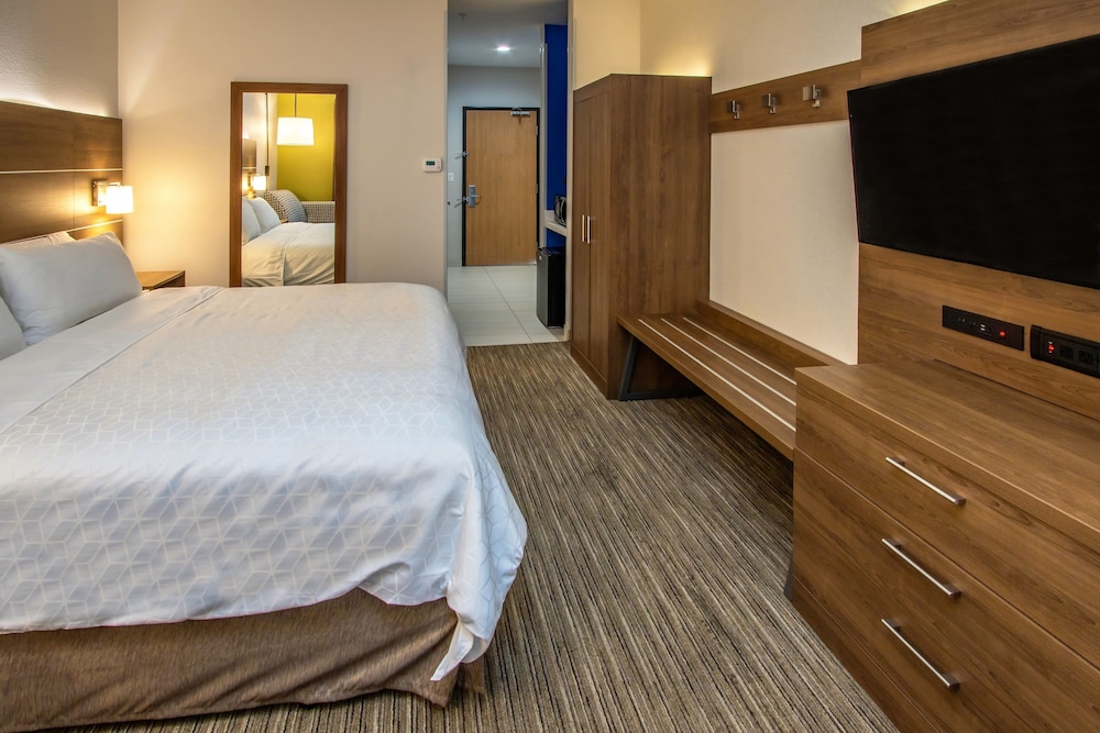 Standard Room, 1 King Bed (Walk In Shower) - Photo 18