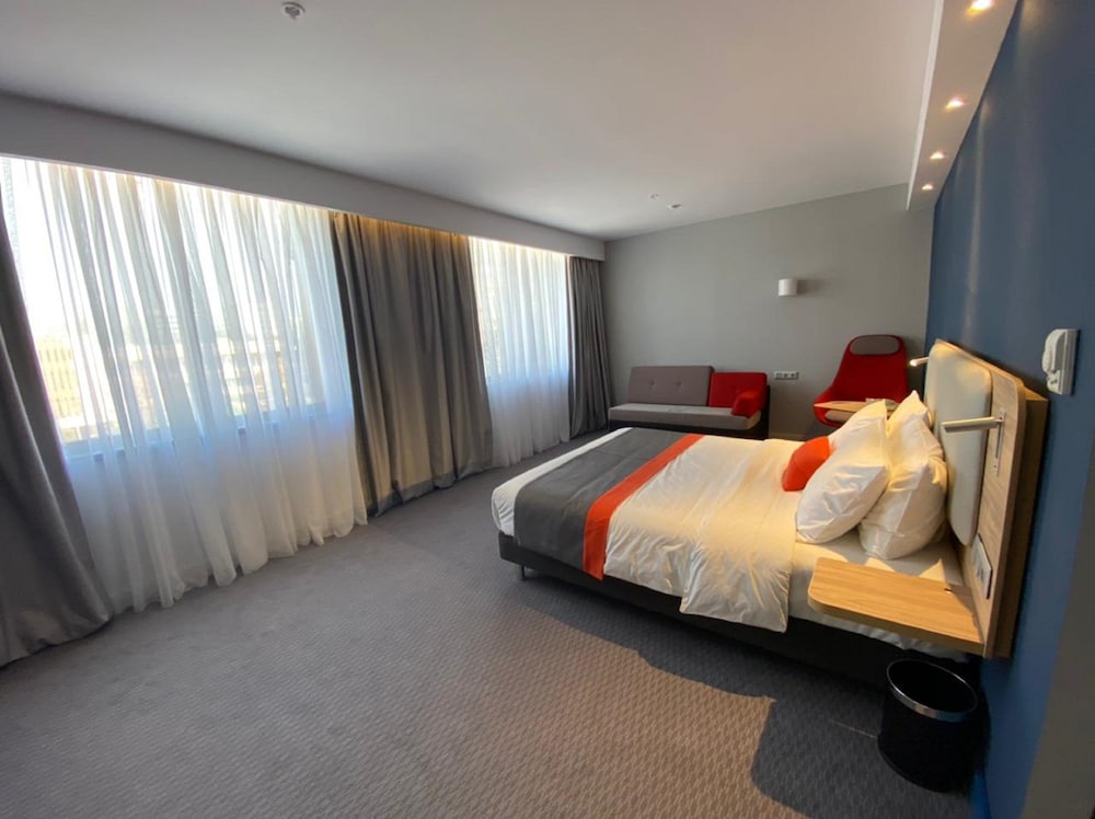Standard Room, 1 Queen Bed, Accessible (Free Breakfast) - Photo 3