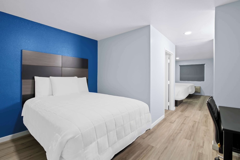 Deluxe Suite, Non Smoking (3 Queen Beds) - Photo 10