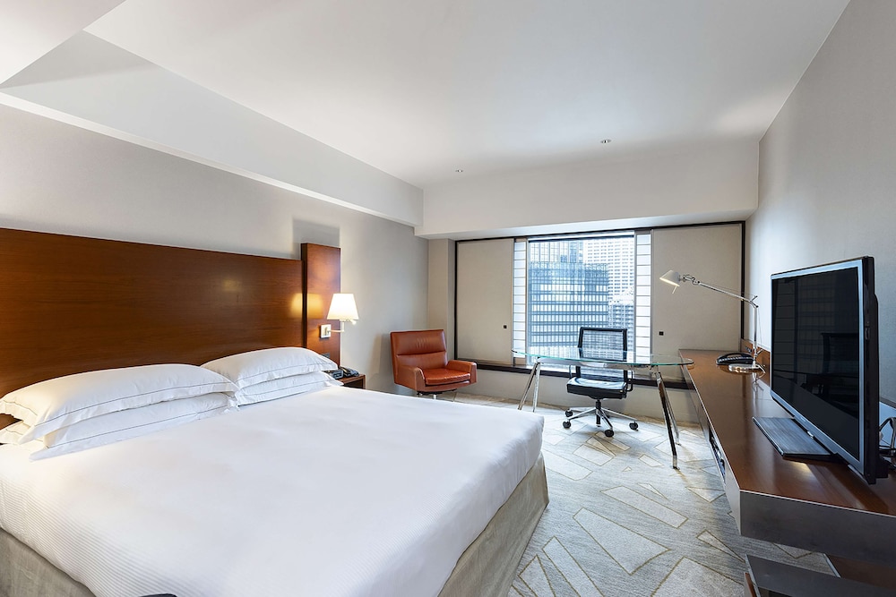 Queen Hilton, Room