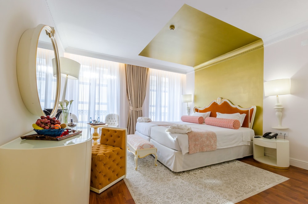 Superior Twin Room (Chiado Square View) thumbnail 6