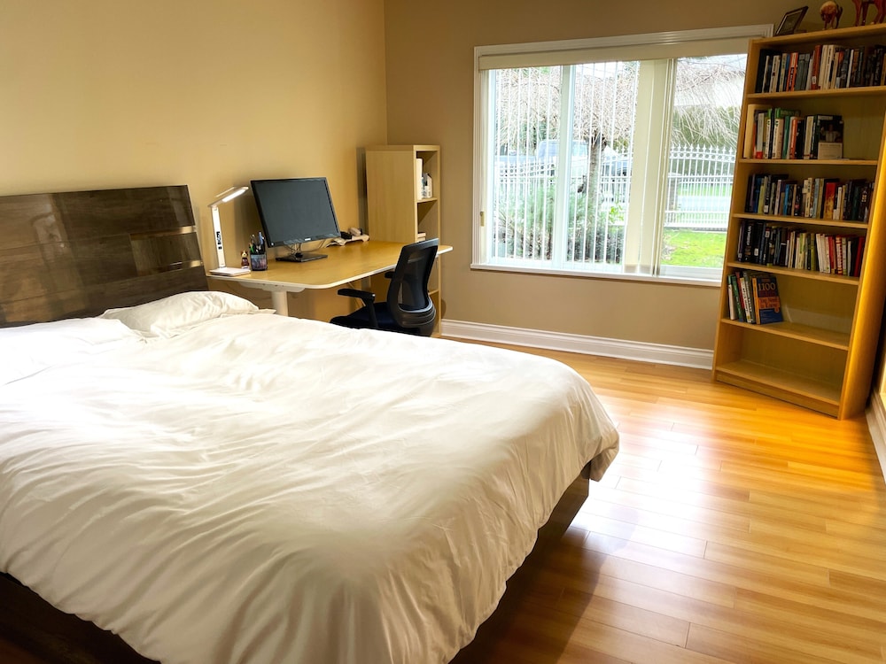 Deluxe Studio Suite, 1 Queen Bed, Garden View photo 2