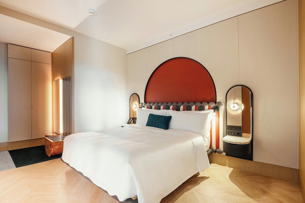 Executive Suite, 1 King Bed, Balcony