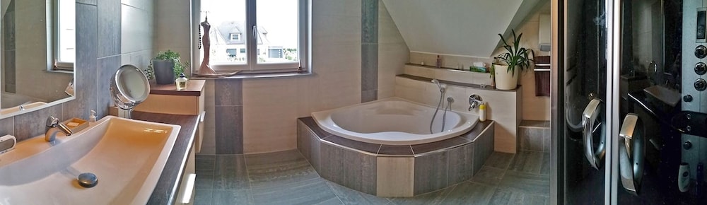 Deluxe Double Room, 1 King Bed, Garden View photo 2