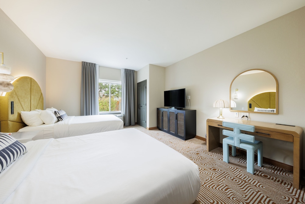 Premium Double Queen Suite photo 2
