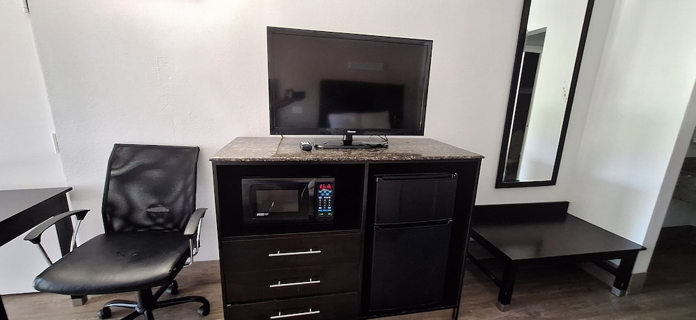 Standard Room, 2 Queen Beds, Smoking, Refrigerator & Microwave - Photo 6