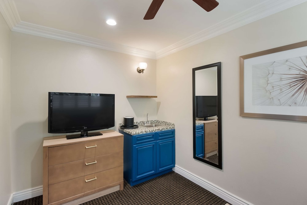 Suite, 2 Queen Beds, Non Smoking, Refrigerator & Microwave (with Single Sofabed) - Photo 1