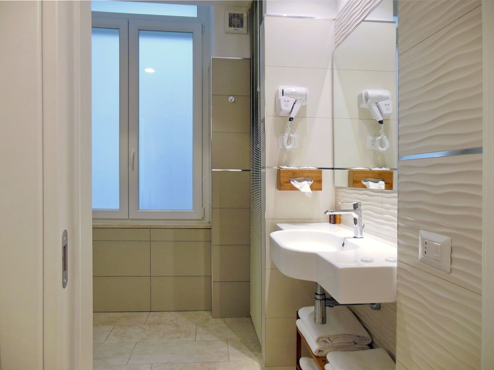 Deluxe Room - Photo 13