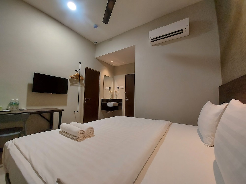 Connecting Rooms, 2 King Beds, No Window photo 2