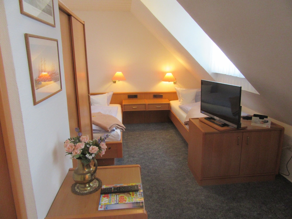 Basic Twin Room photo 3