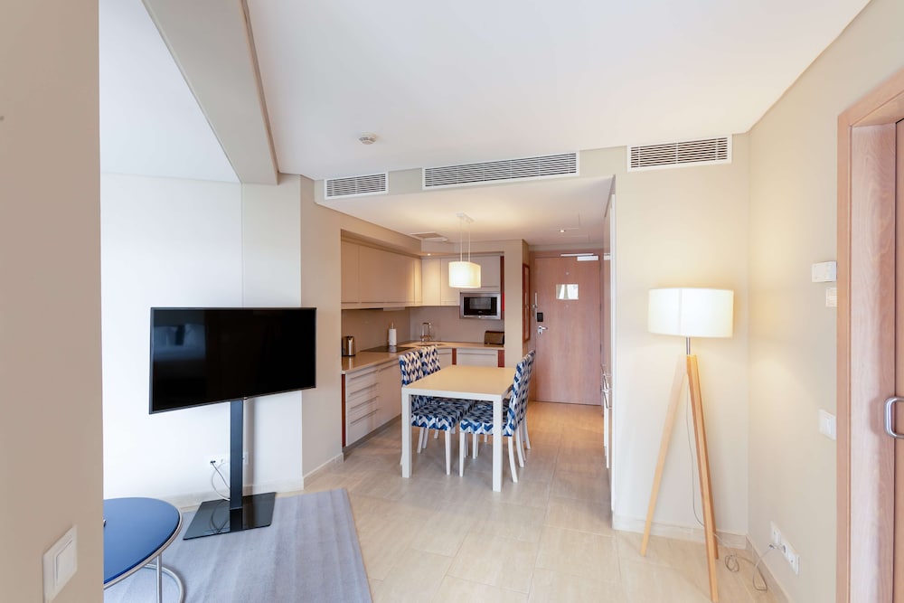 One Bedroom Apartment, Pool View - Photo 11