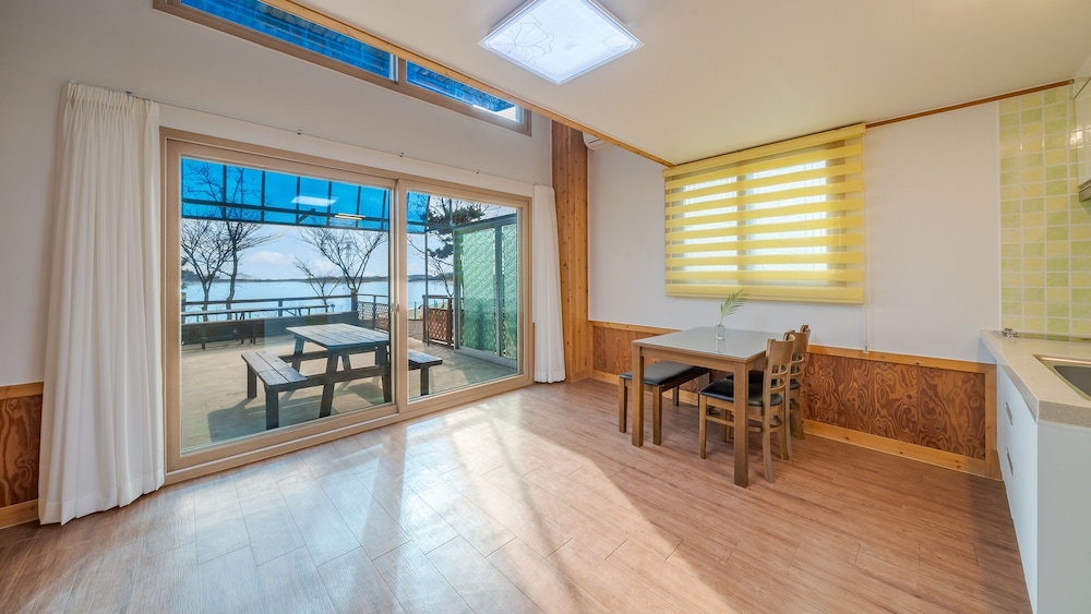 Basic Room, 1 Bedroom (Room 101(Ocean View /BBQ /Terras))