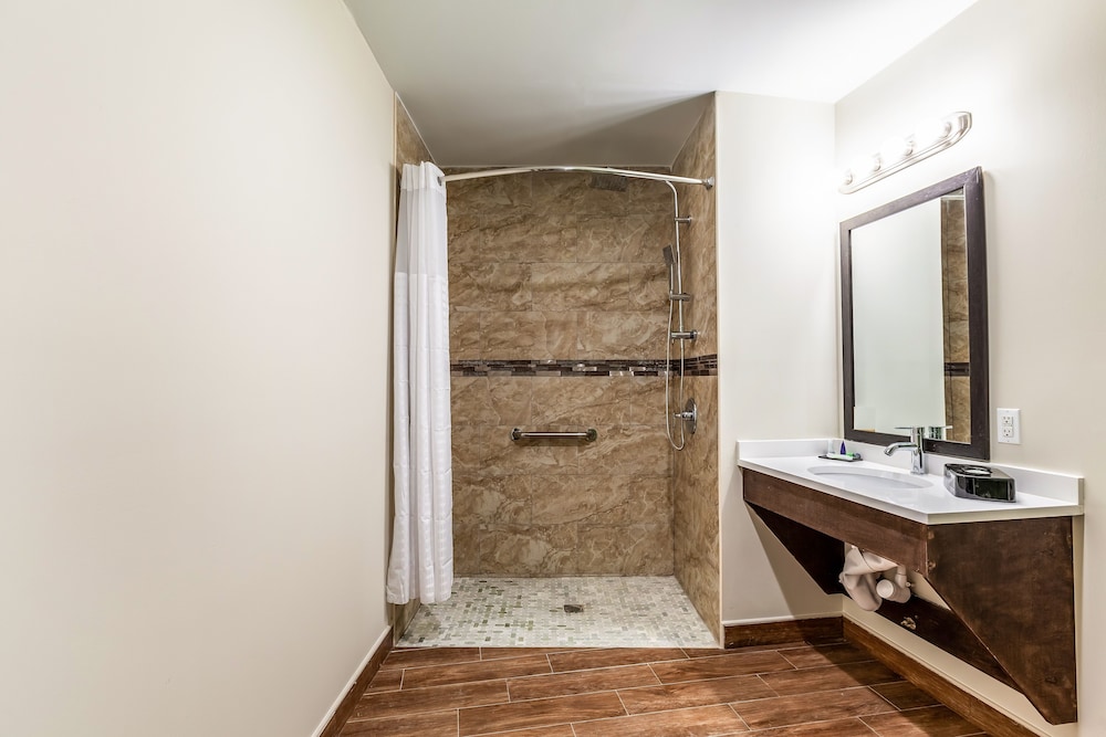 Standard Room, 2 Queen Beds, Accessible, Non Smoking (Roll-In Shower) photo 3