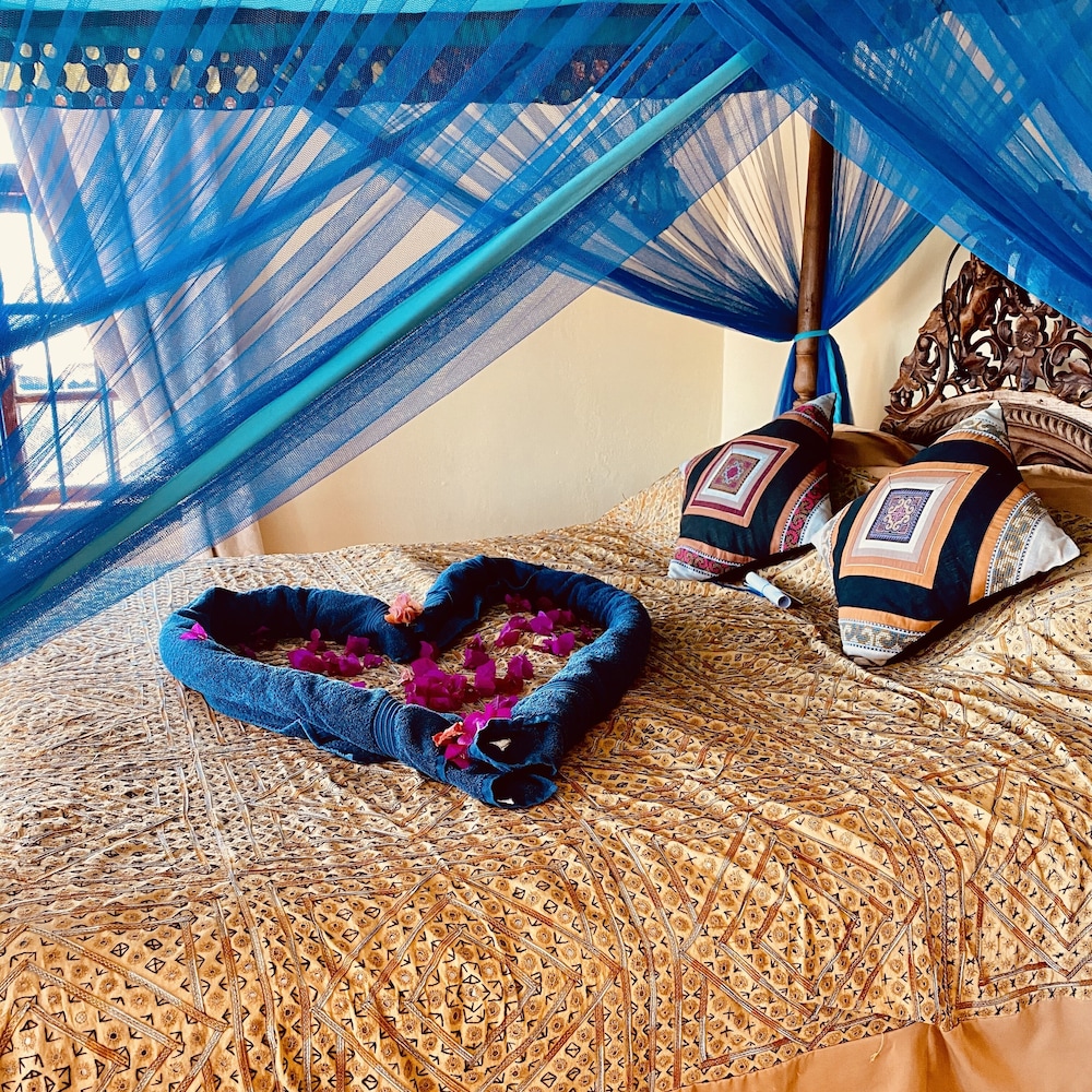 Royal Suite, 1 King Bed, Partial Ocean View, Executive Level photo 2