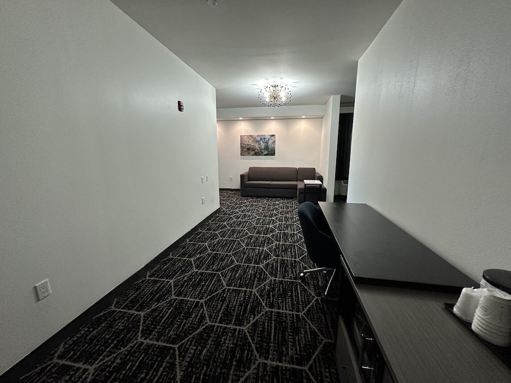 Suite, Multiple Beds, Non Smoking - Photo 3