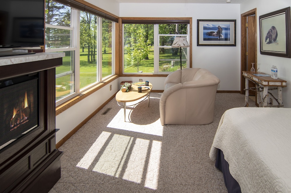 Deluxe Double Room, Ensuite, Lake View (Harbor View Suite)