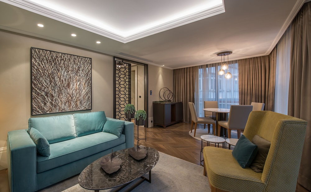 Superior Suite, 1 Queen Bed (Rooftop Terrace Suite) thumbnail 6